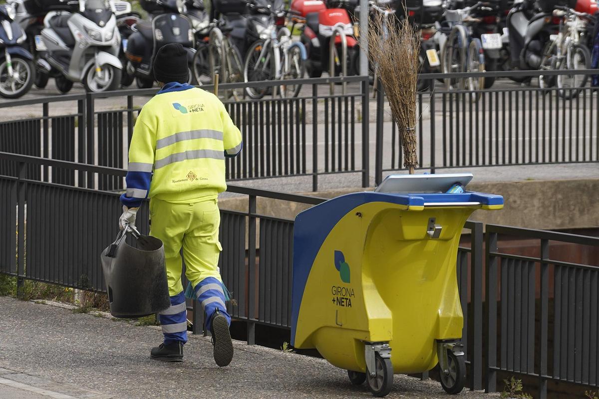 Un treballador de Girona+Neta, en una imatge d'arxiu.