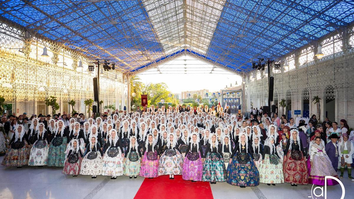 Las candidatas adultas e infantiles a Bellea del Foc en la recepción municipal en Casa Mediterráneo.