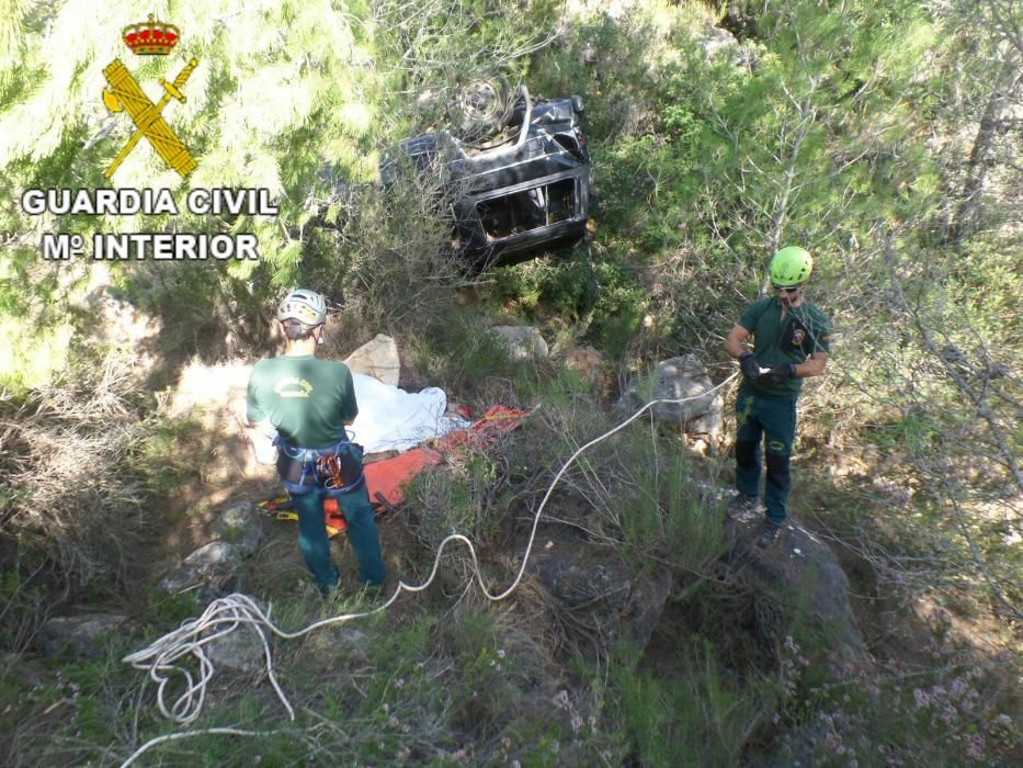 Dos fallecidos al despeñarse un coche por un barranco en Beniarrés