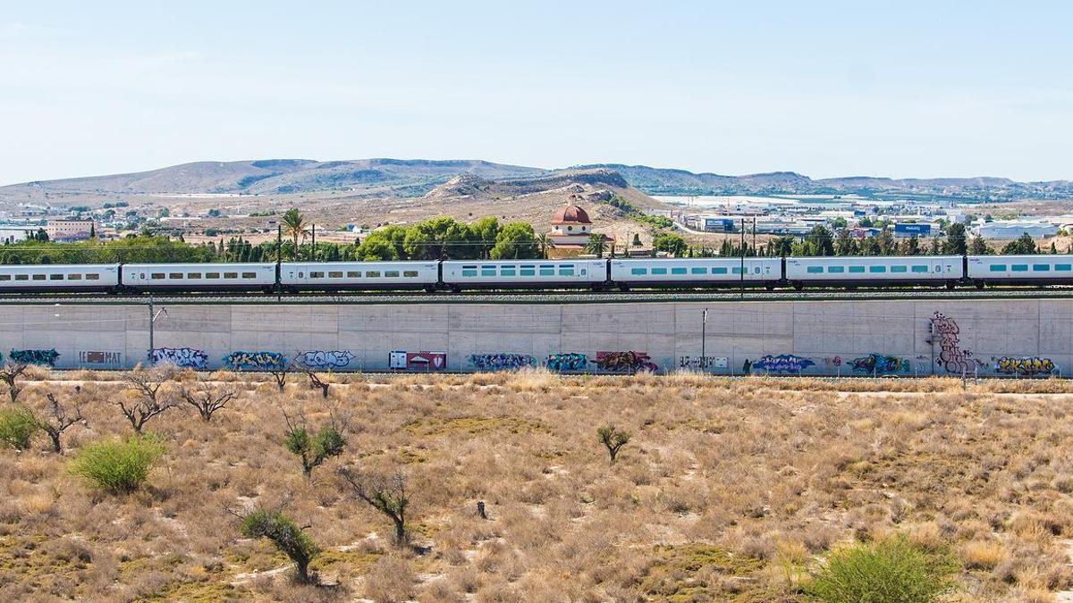 Un tren AVE llegando a Alicante en una imagen de la semana pasada.
