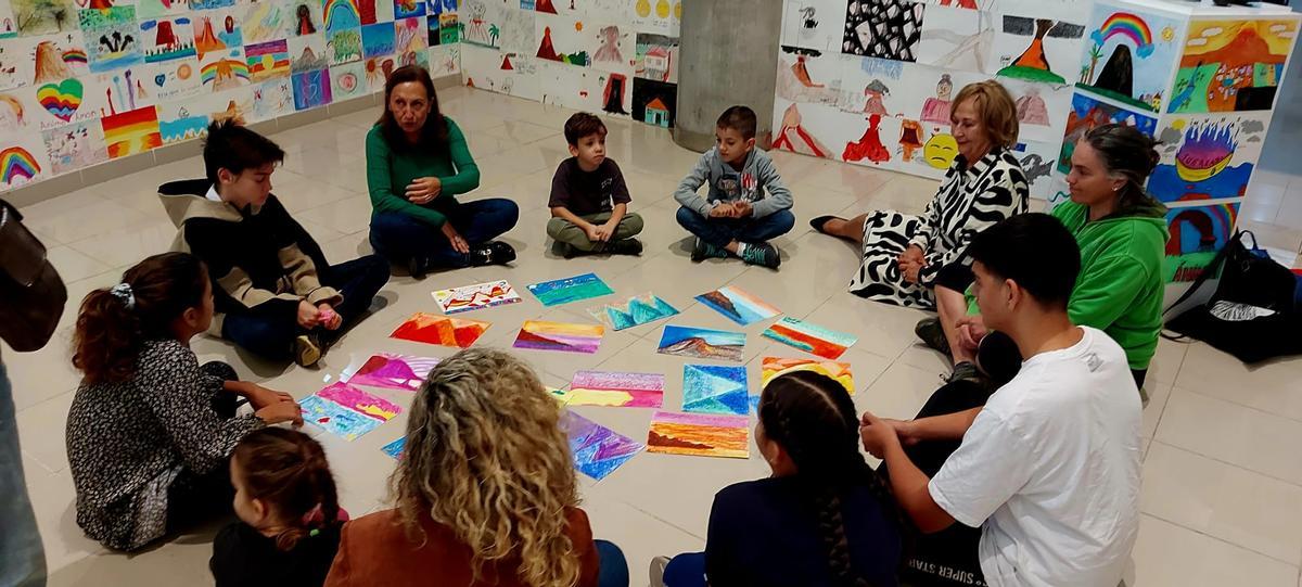 Uno de los talleres de pintura  impartidos por María Dolores Mulá en La Palma