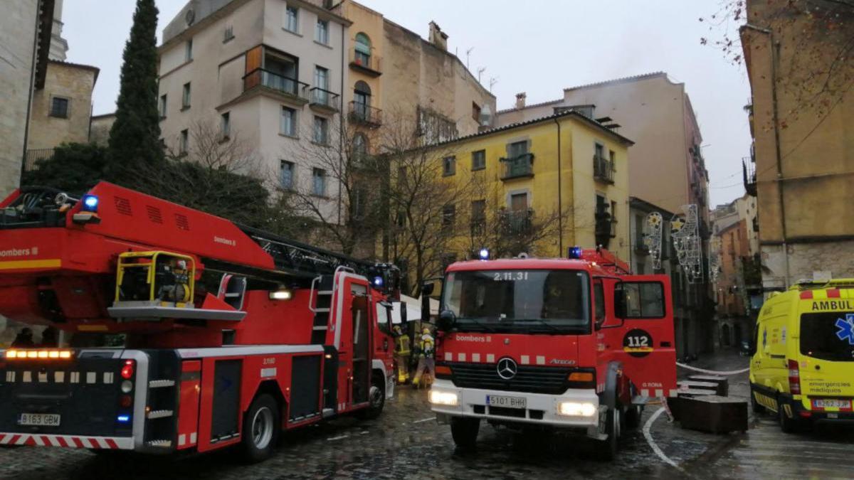 Els Bombers actuant en un incendi.