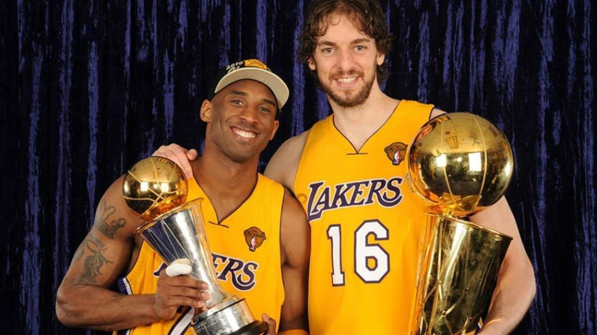 Kobe Bryant y Pau Gasol posan con los títulos de MVP y campeón de la NBA en el 2010.