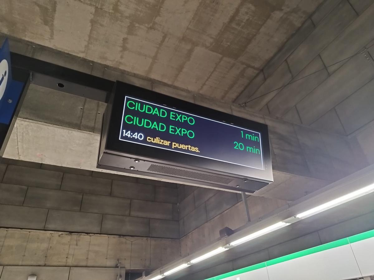 Pantalla con frecuencias de la línea 1 del Metro de Sevilla en dirección a Ciudad Expo