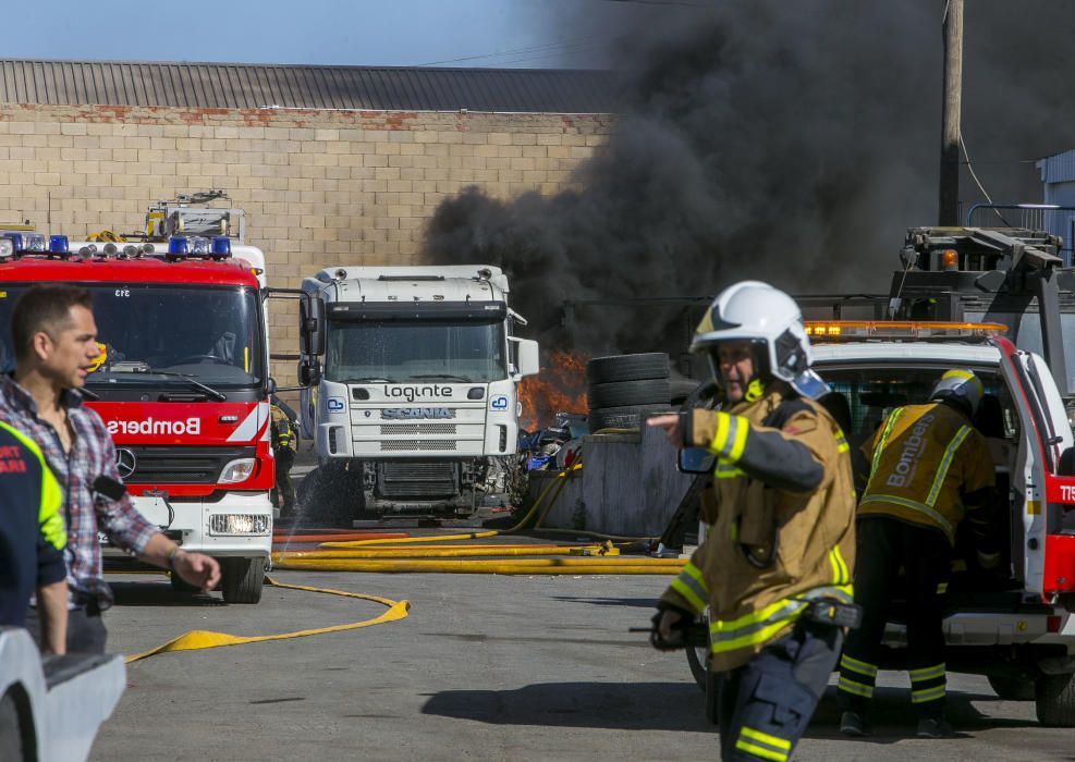 Más de 30 bomberos participan en la extinción del fuego