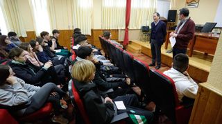 Jesús Alonso, presidente del consejo del grupo Daniel Alonso, en el IES de Salinas: "Elegid estudios que tengan salidas"