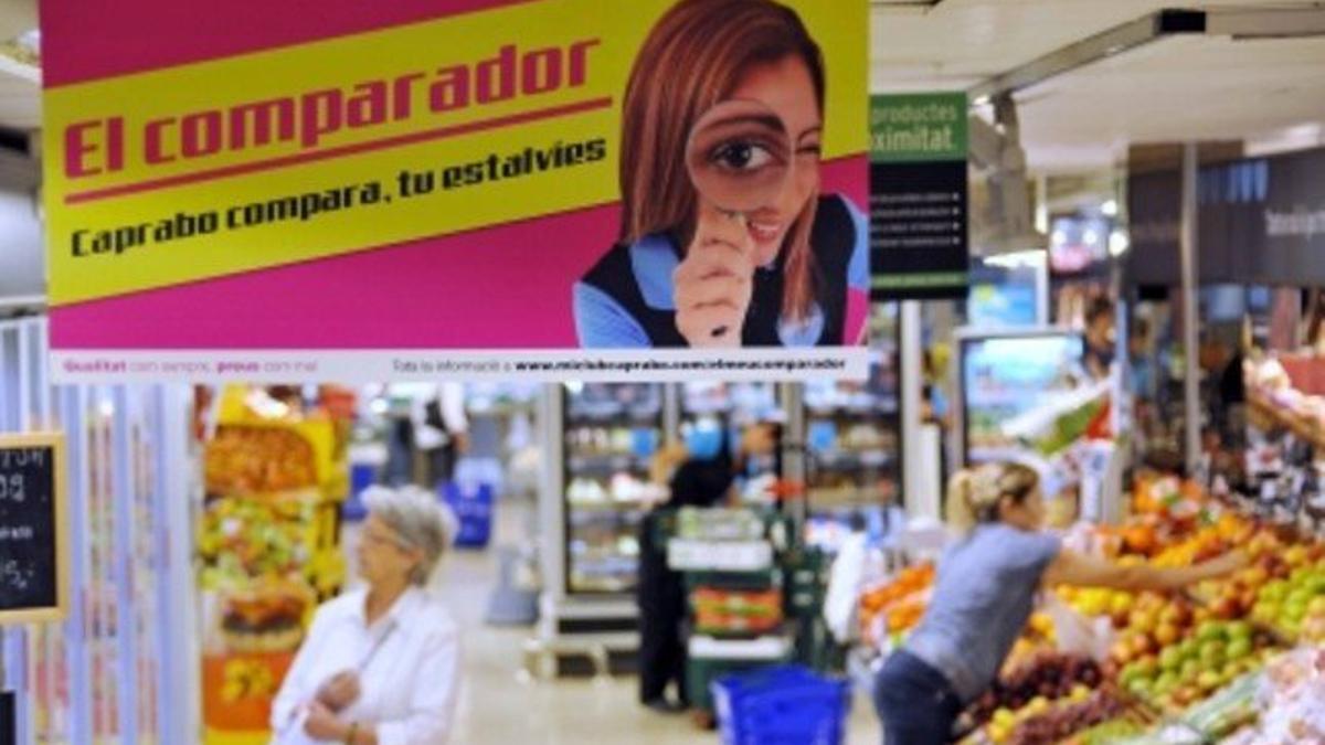 Un súper de Caprabo anuncia la iniciativa de El Comparador.