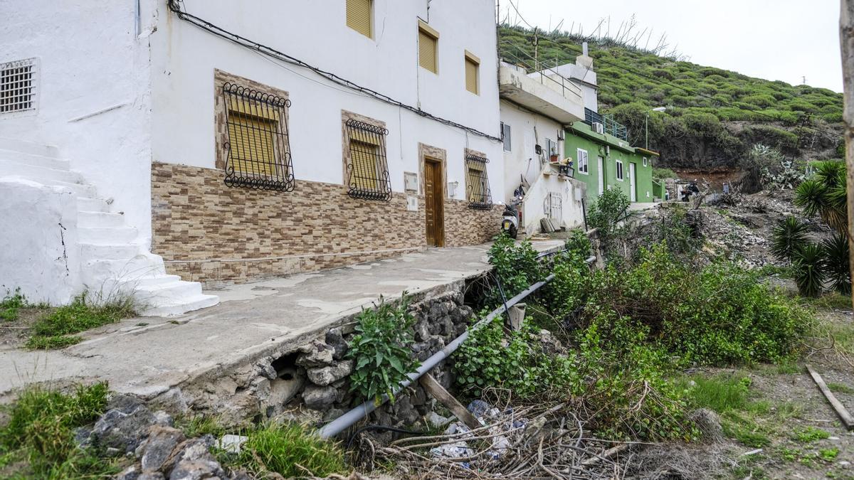 Vecinos de Tenoya reclaman el mal estado de un muro y la falta de alcantarillado