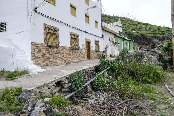 Vecinos de Tenoya reclaman el mal estado de un muro y la falta de alcantarillado