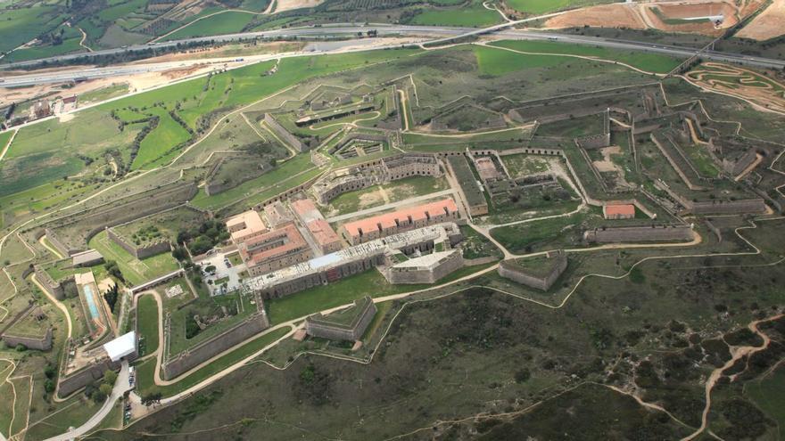 Vista aèria del castell de Sant Ferran de Figueres, la fortalesa militar amb baluards més gran d’Europa. | EMPORDÀ