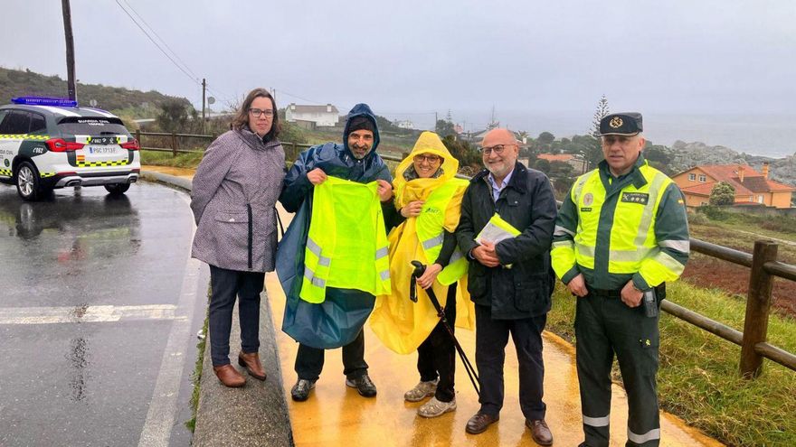 El Gobierno reparte en Oia chalecos reflectantes para los peregrinos