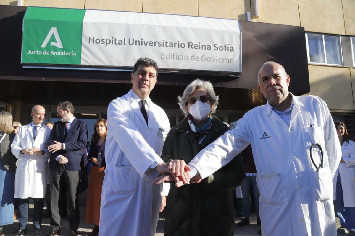 Cristina Vargas, trasplantada pulmonar, con los doctores José María Dueñas (izquierda) y José Manuel Vaquero (derecha).