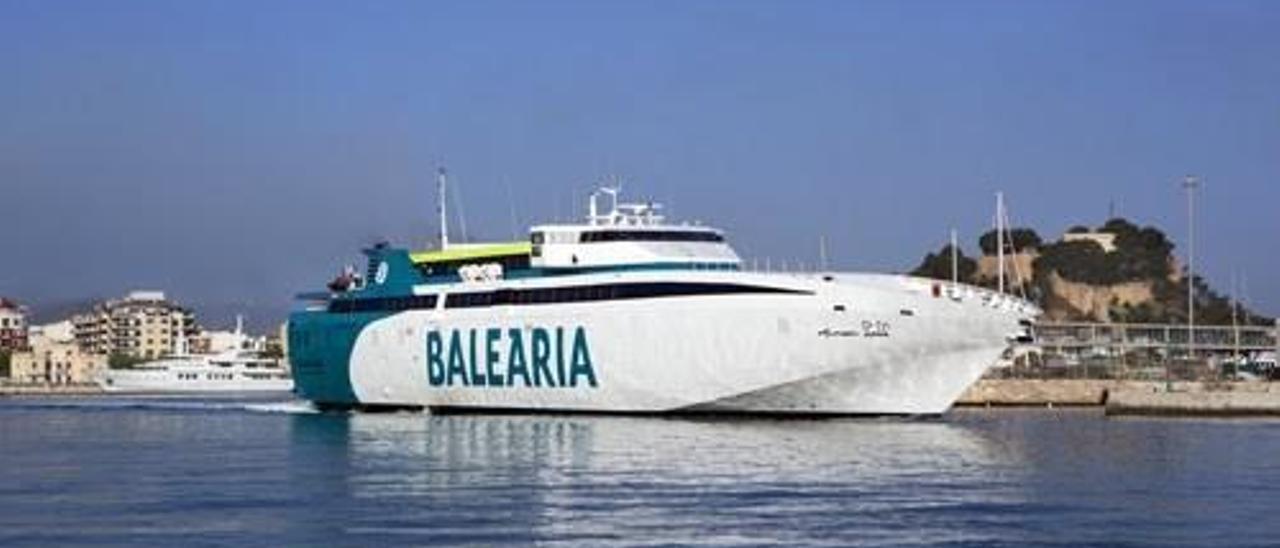 Uno de los ferrys de Baleària en el puerto de Dénia. EP