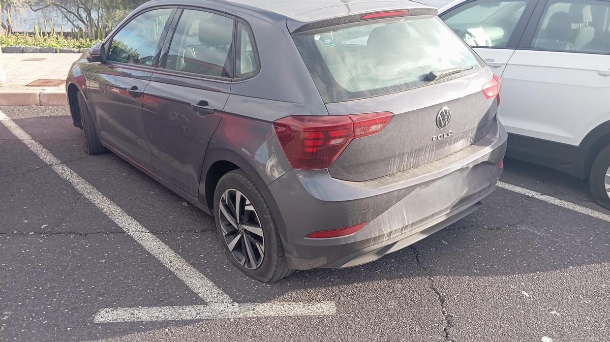 Coche con ruedas pinchadas en Sibora