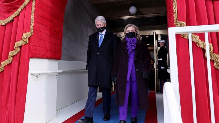 La fotografía de los Clinton y los Biden celebrando sin mascarilla es de 2016