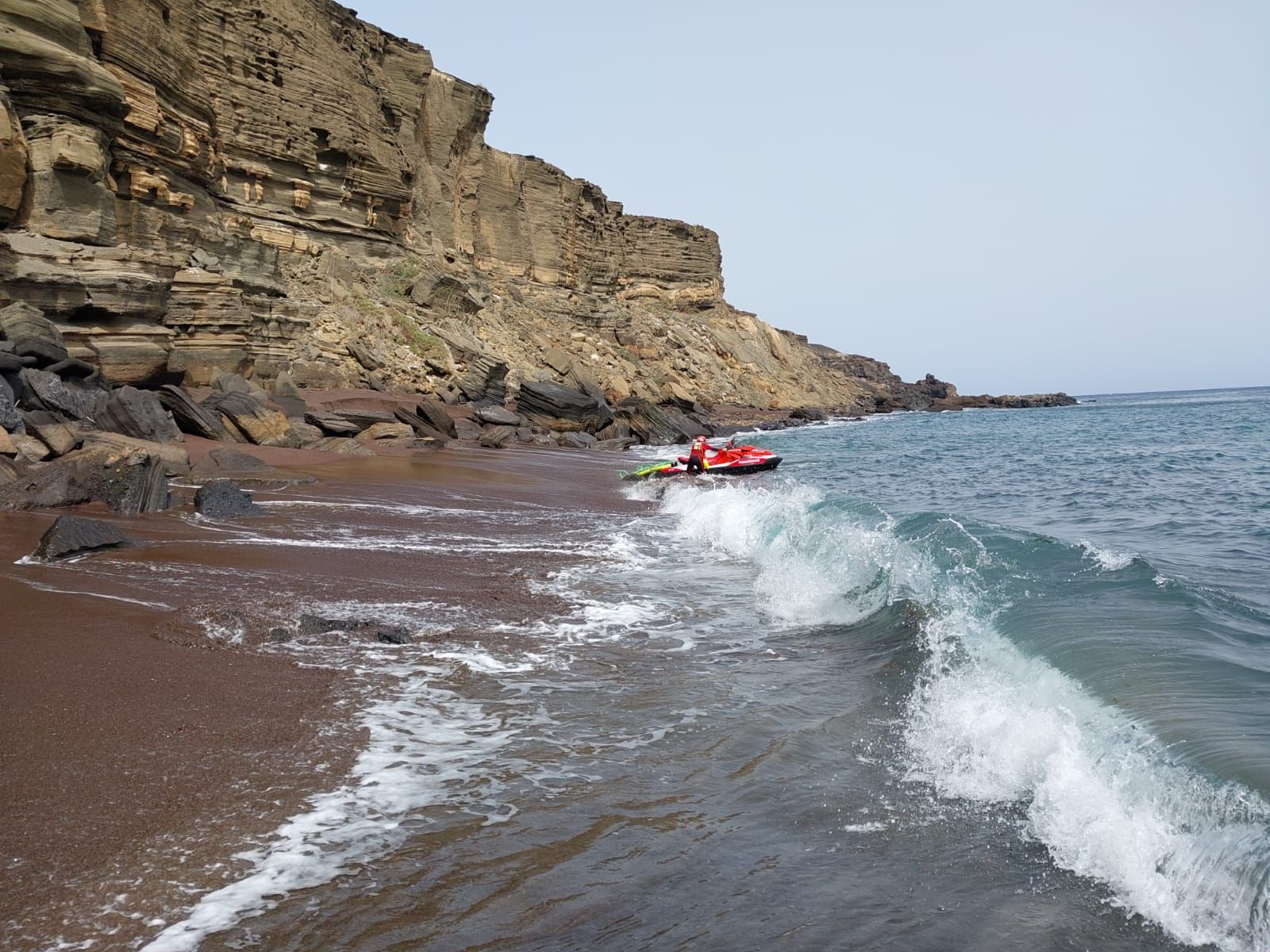 Una lancha encalla en una playa de Alegranza