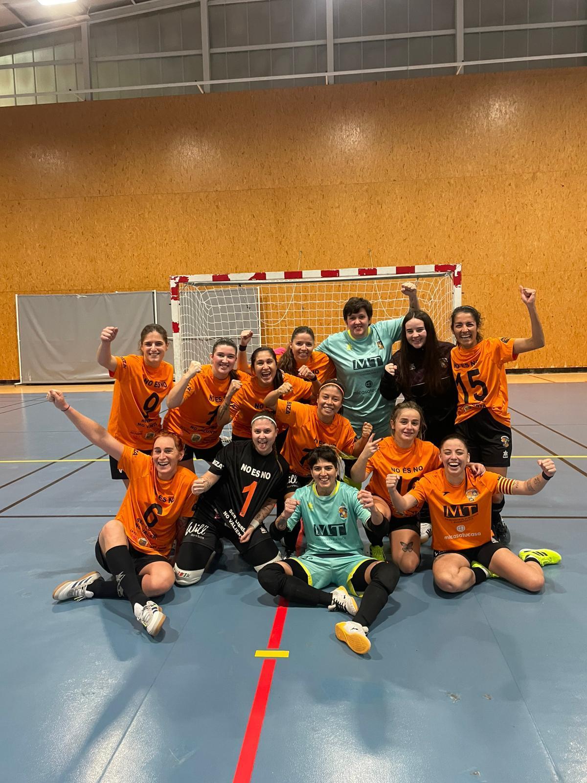 La plantilla de la UE Sant Josep femenino celebra sobre el parqué