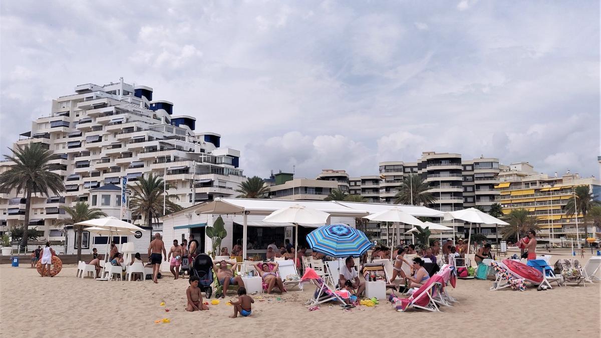 Turistas y vecinos en la playa de Gandia, en una imagen de archivo.