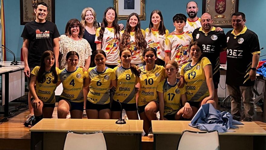 Recepción de técnicos y jugadoras del club en el Ayuntamiento de La Muela. | SERVICIO ESPECIAL