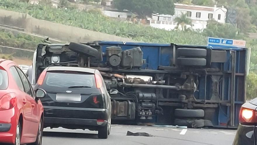 Retenciones en la autopista del Norte de Tenerife tras el vuelco de un camión
