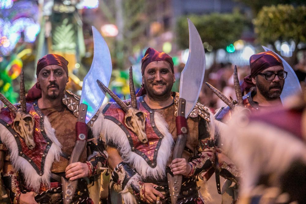 El espectáculo recrea la conquista de la isla de Tortuga con un boato de casi 400 personas, animadas danzas y guiños a la historia