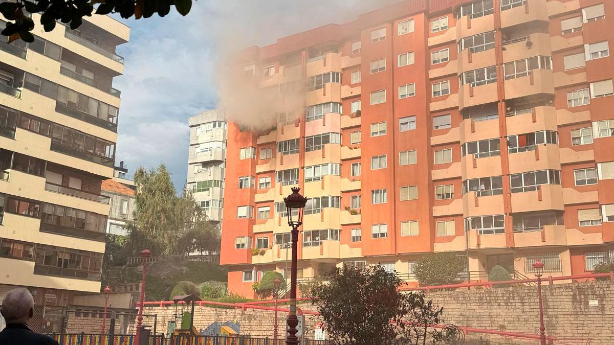 El humo sale de forma abundante de una de las ventanas de la vivienda.