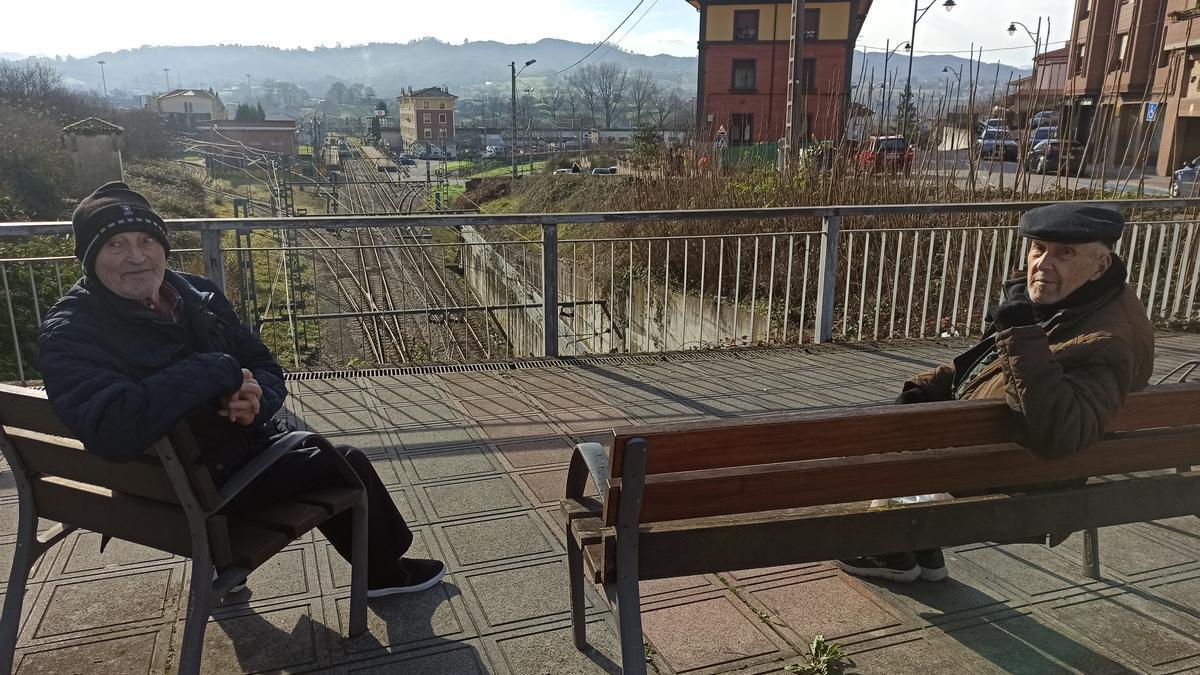 José Manuel Perulleres y Julián Menéndez, ayer, sentados en los bancos de la avenida de Oviedo frente a la zona donde los vecinos plantean instalar una losa