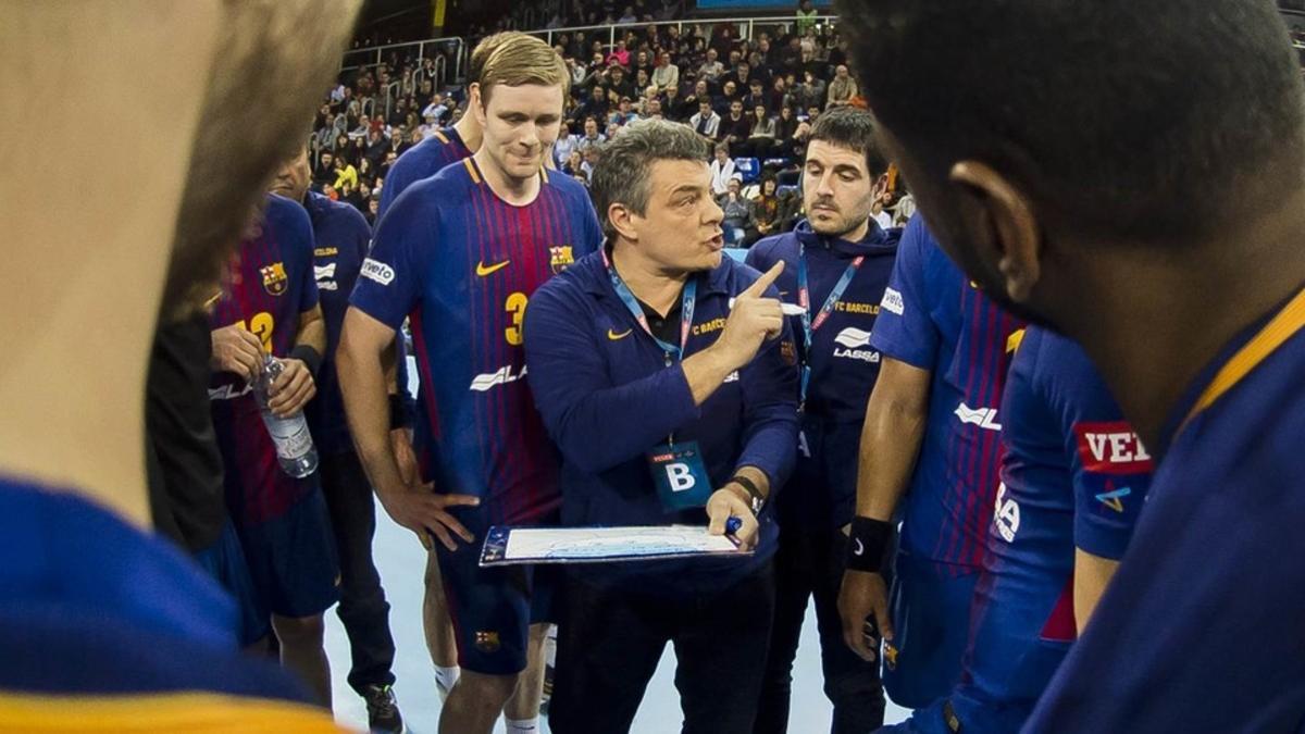 Xavi Pascual da instrucciones a sus jugadores en un partido.
