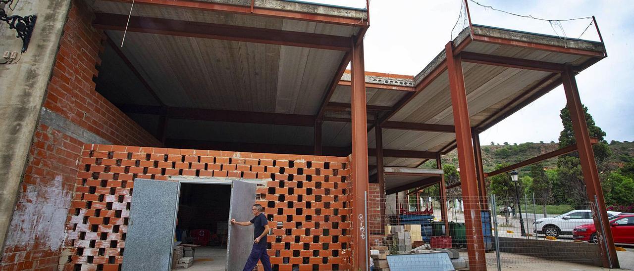 Estado en el que quedó hace más de una década la construcción del centro cívico de Petrés que la Justicia paralizó. | DANIEL TORTAJADA