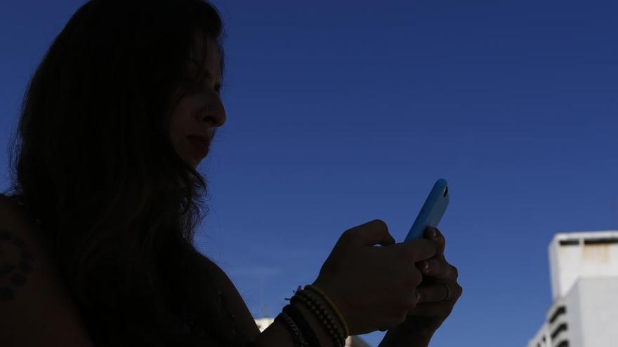 Un juez de València prohíbe a una operadora de móvil llamar a un excliente y su familia