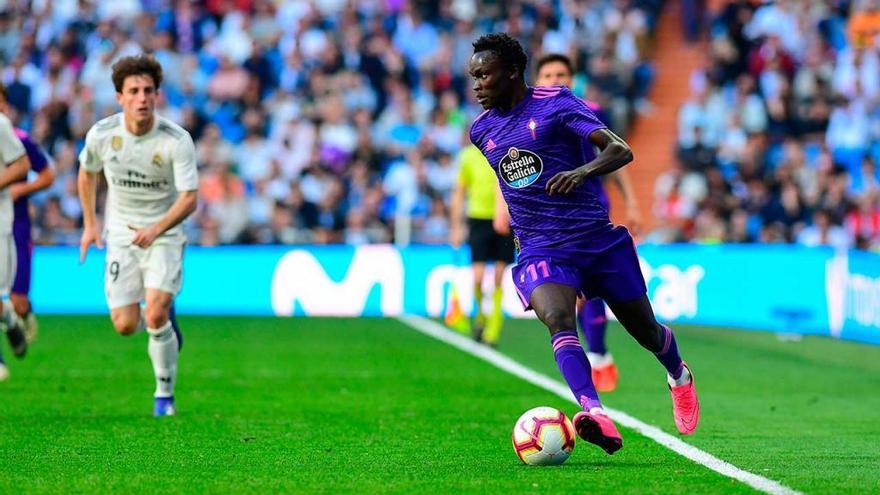 Pione conduce el balón durante el partido en el Bernabéu. // LOF