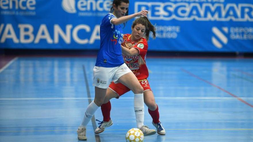 Ana Rivera peleando con una rival del Melilla en A Seca. |  // G. SANTOS