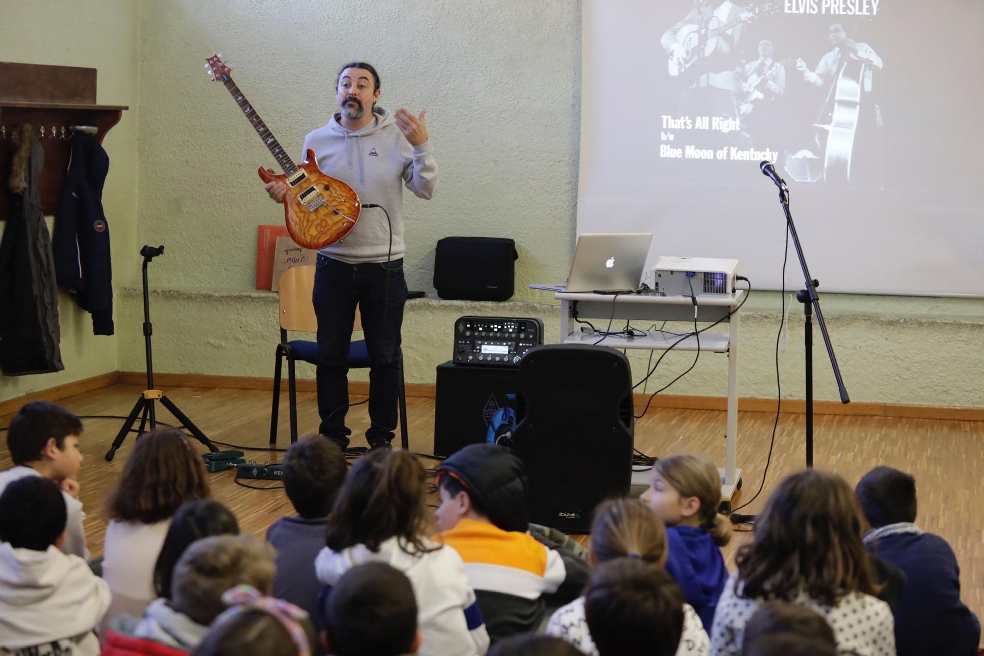 En imágenes: Encuentro de Pablo García, guitarrista de Warcry, con alumnos del colegio de La Gesta