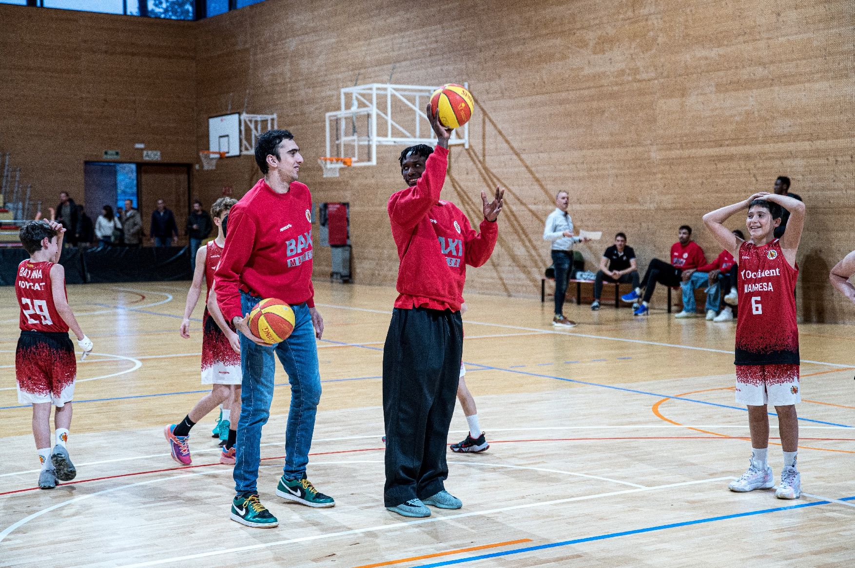 Imatges de la Festa de Nadal de la base del Bàsquet Manresa amb els jugadors del primer equip