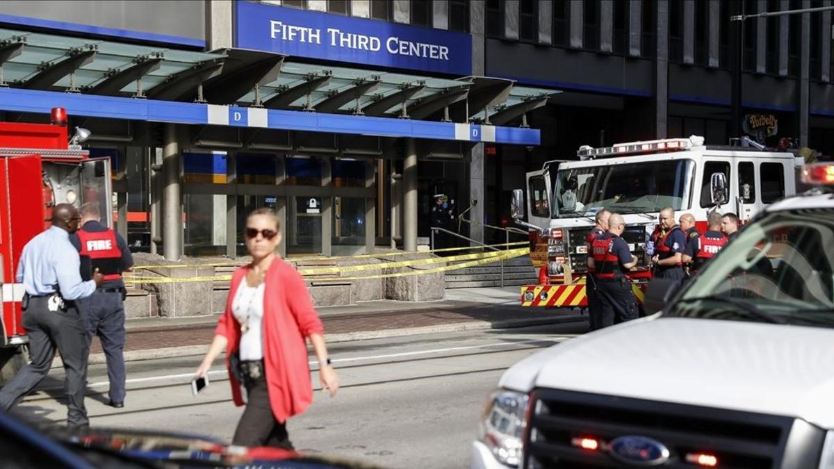 Personal de emergencias y policía ante el edificio en el que ha tenido lugar el tiroteo.