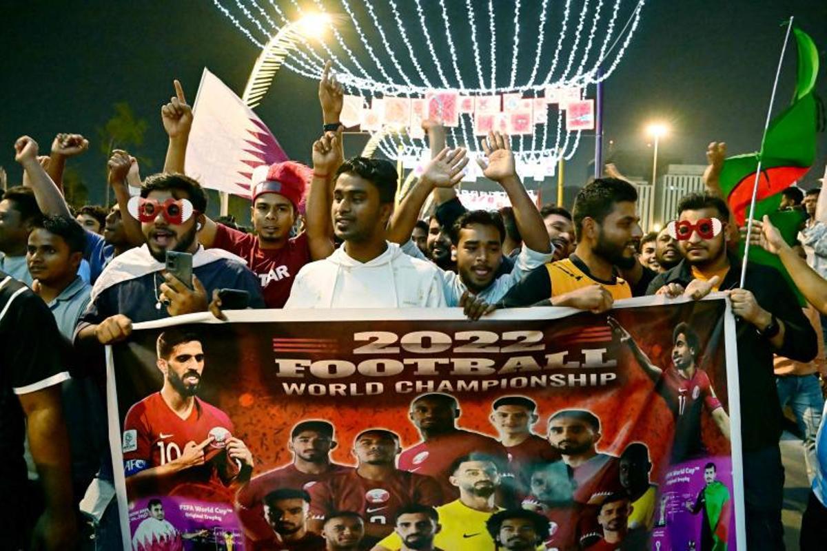 Los fans de Qatar aplauden mientras se reúnen en el paseo Corniche de Doha
