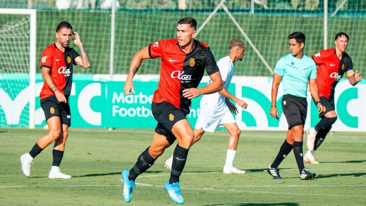 Adri Fuentes, durante su primer partido en Marbella.