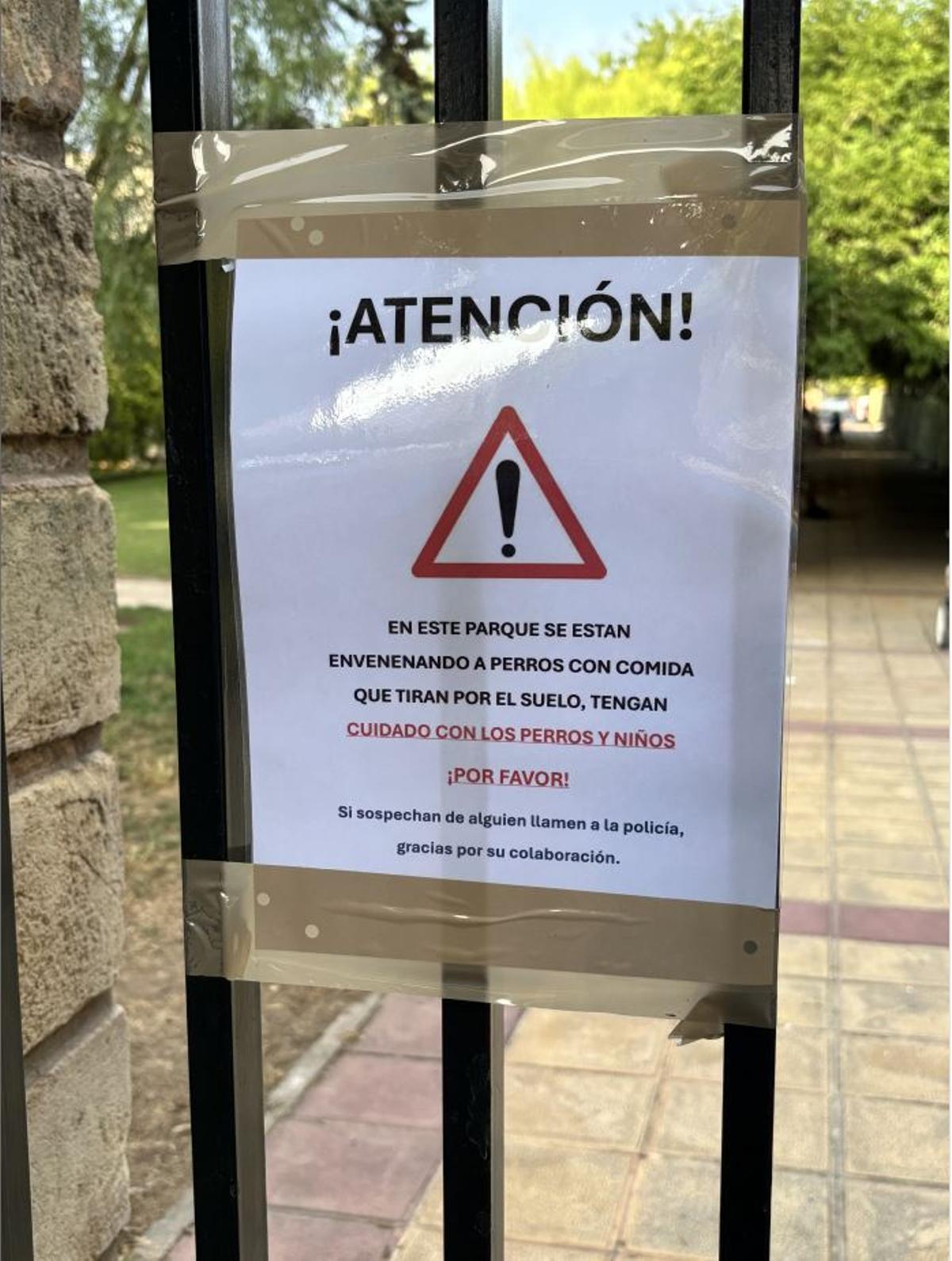 Cartel que alerta de envenenamiento de perros en un parque de Palma.