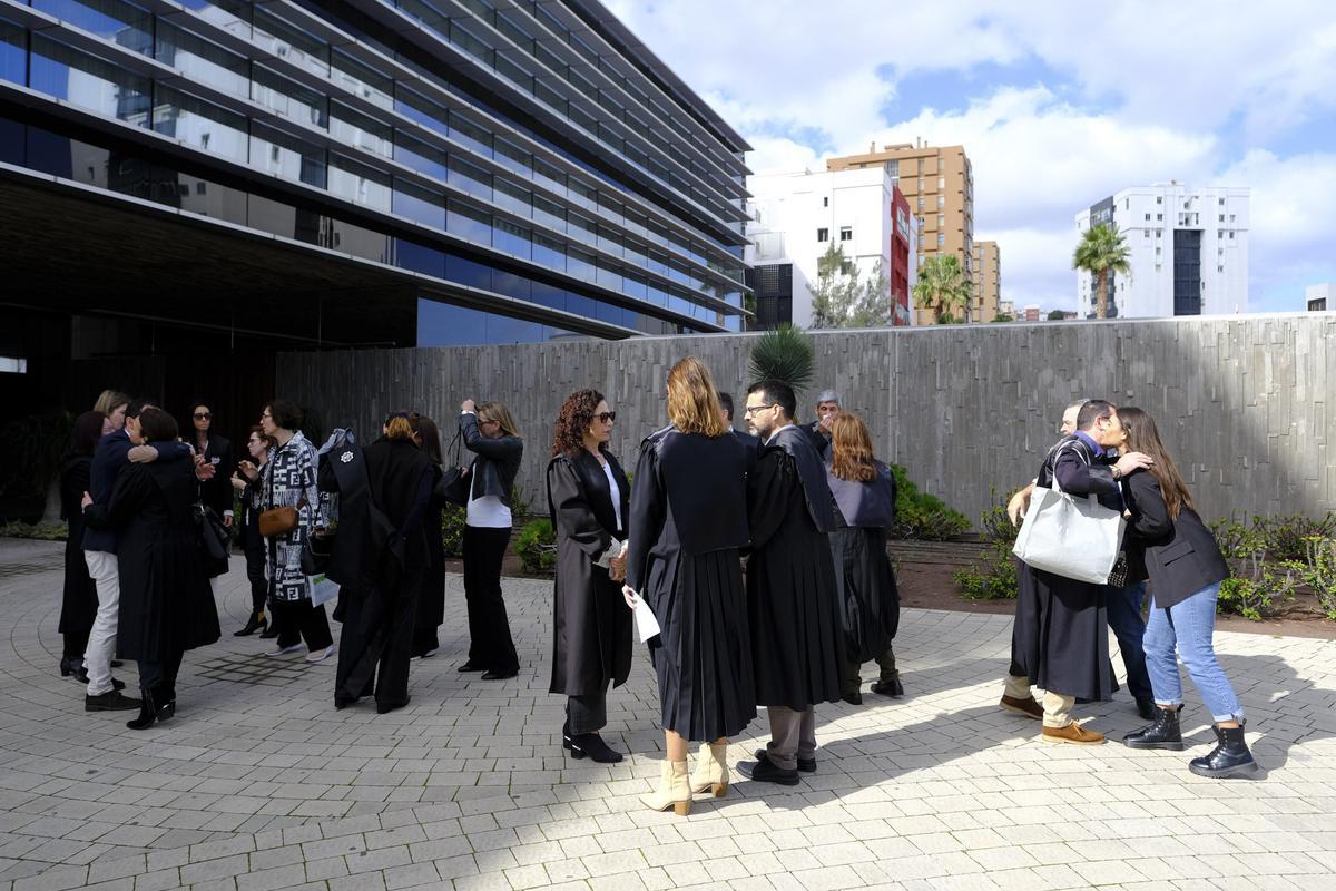 Una treintena de letrados de la administración de justicia se concentran frente a la Ciudad de la Justicia de Las Palmas de Gran Canaria
