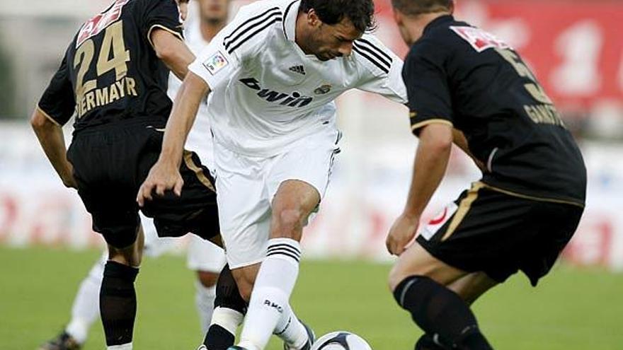 Ruud van Nistelrooy se va del marcaje de dos contrarios en un momento del encuentro.