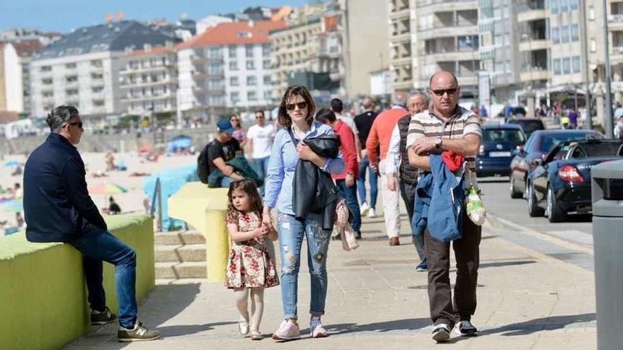 Una imagen del pasado mes de marzo en el paseo de Silgar, en Sanxenxo, la villa turística por excelencia de Galicia. // Rafa Vázquez