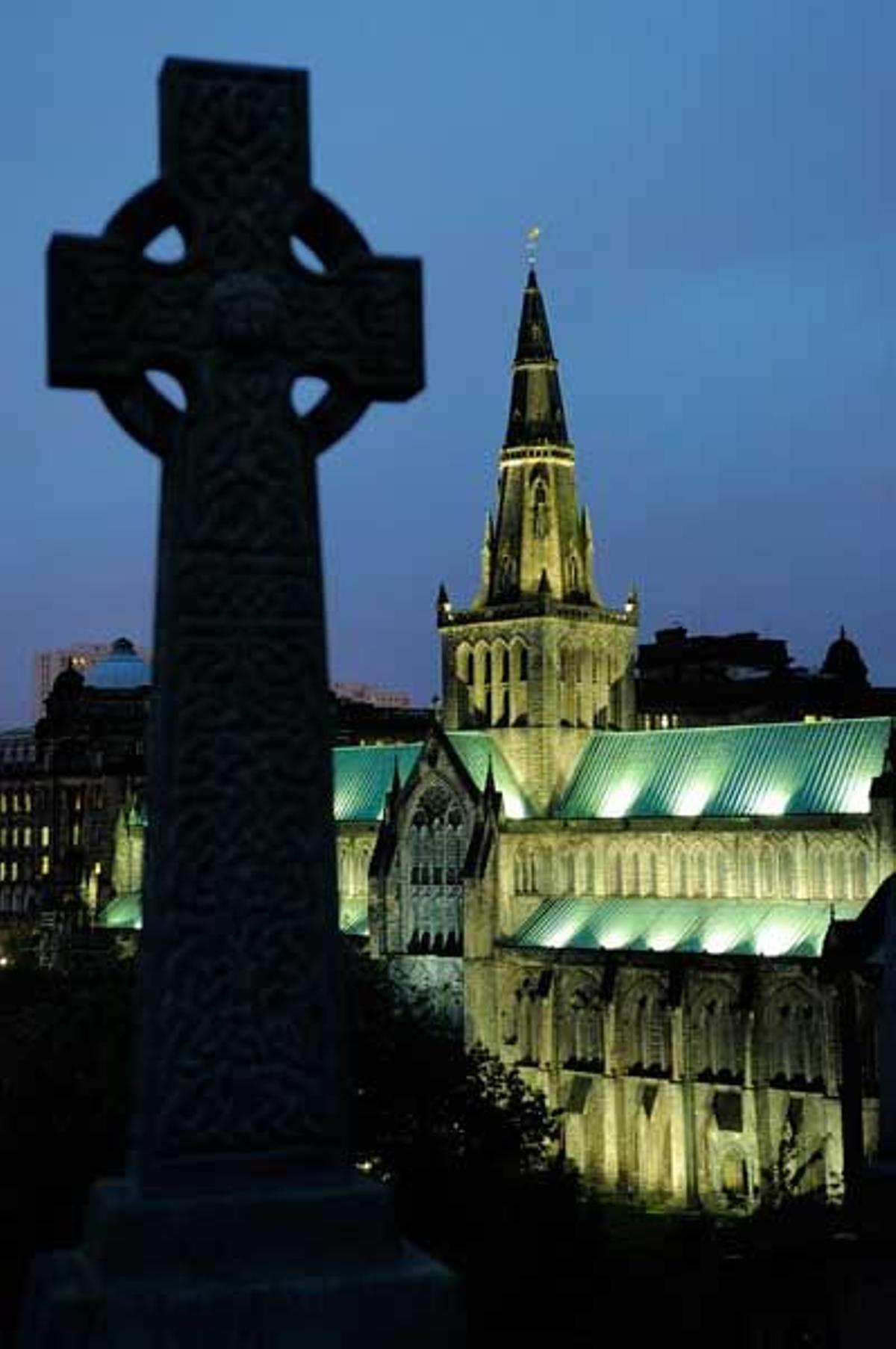 Catedral y Necrópolis de Glasgow. La Necrópolis es un cementerio victoriano.