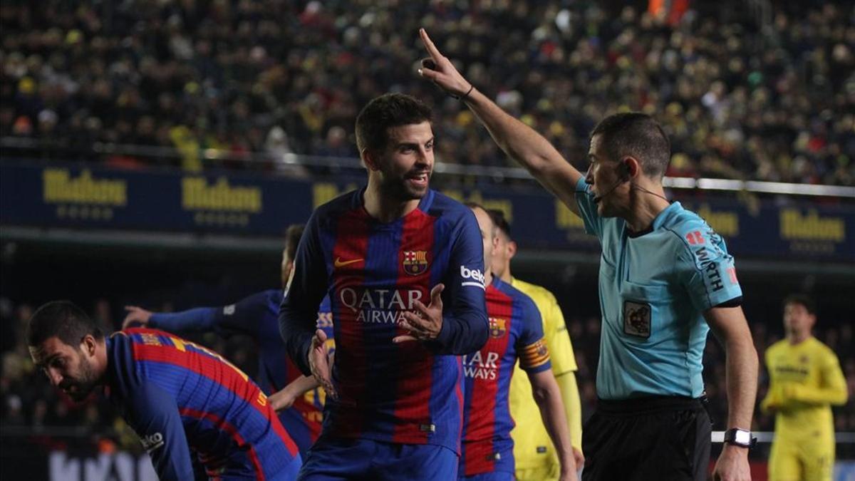 Pique ha sido sancionado por denunciar el arbitraje en Villarreal y Bilbao