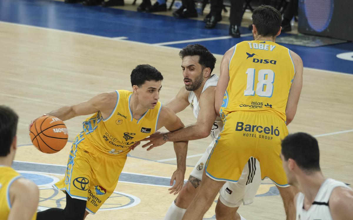 Carlos Alocén aprovecha un bloqueo de Mike Tobey para librarse de la defensa del Facu Campazzo.