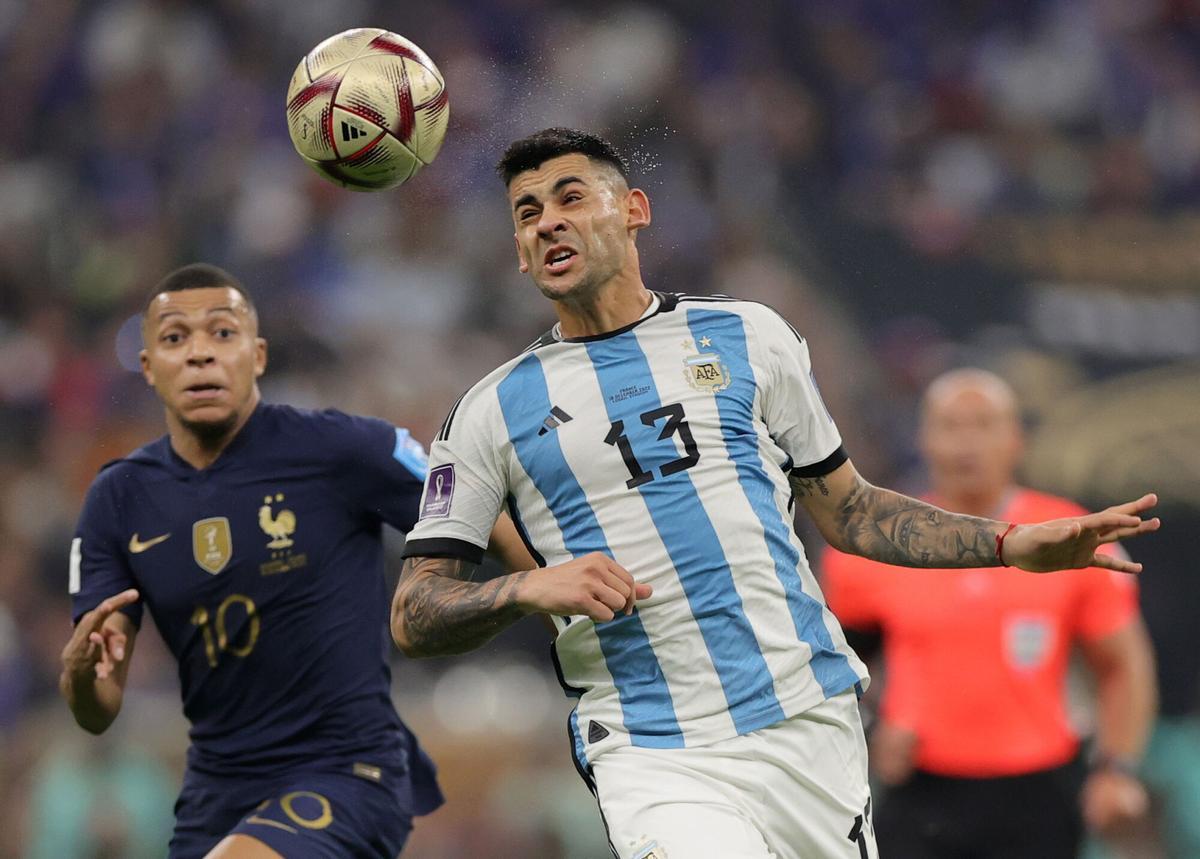 El Cuti Romero, ante Mbappé, en la final del Mundial de Qatar 2022
