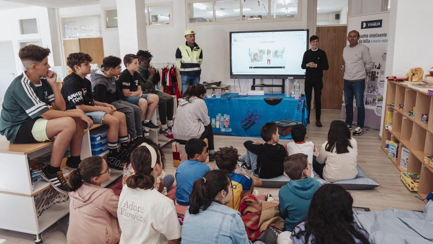 Viaqua explica el ciclo del agua a los escolares de Ribeira, y el mercado de Rianxo tendrá un puesto... de basura