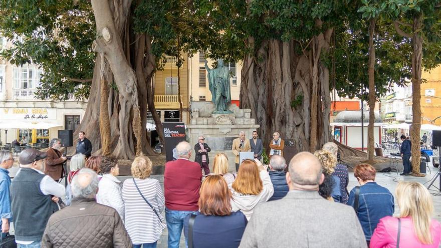 Vecinos de Cartagena asisten a la presentación del programa del Día del Teatro |