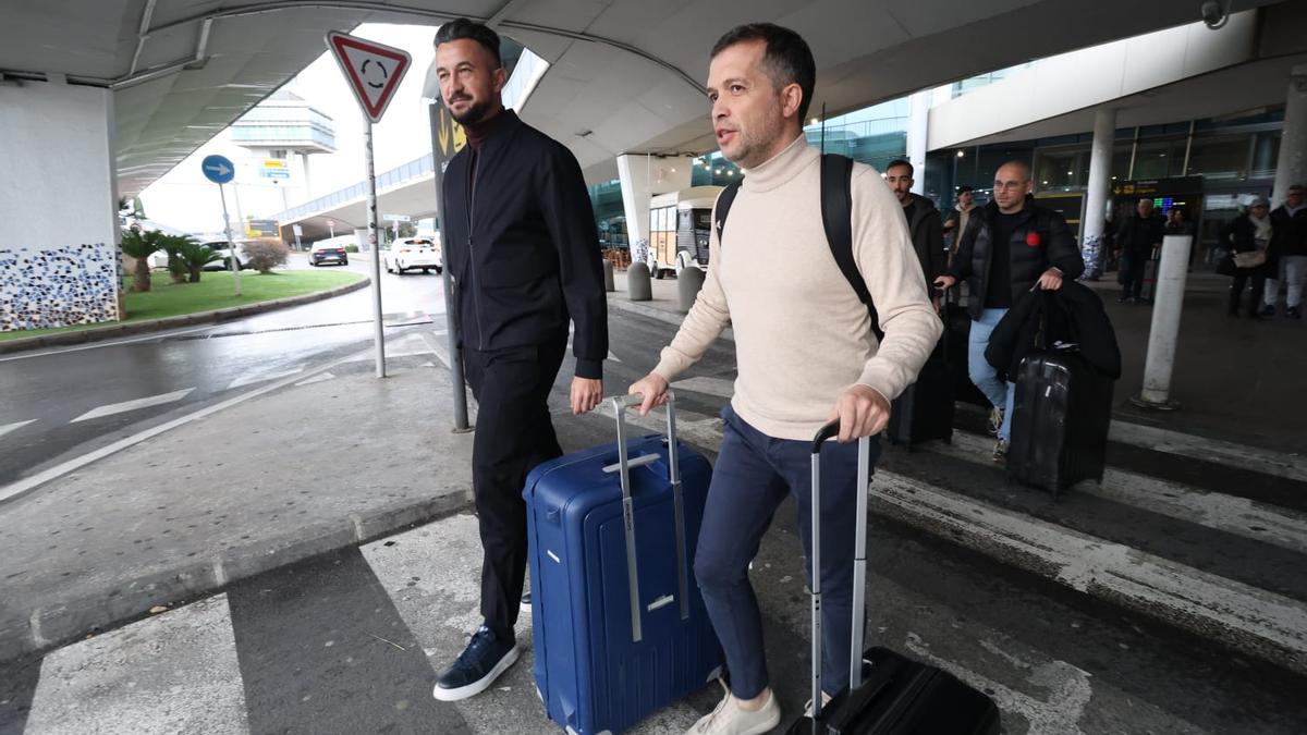 Luís Castro, junto a Rodas, a la salida del aeropuerto