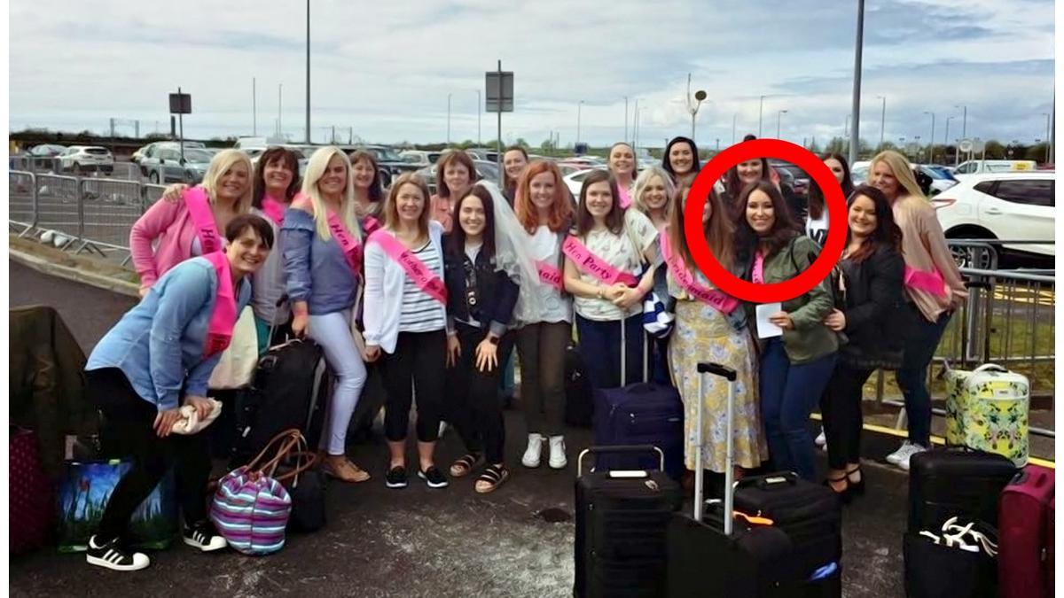 El grupo de mujeres con el que Kirsty aterrizó en el aeropuerto de Alicante para celebrar la despedida de soltera de una amiga.