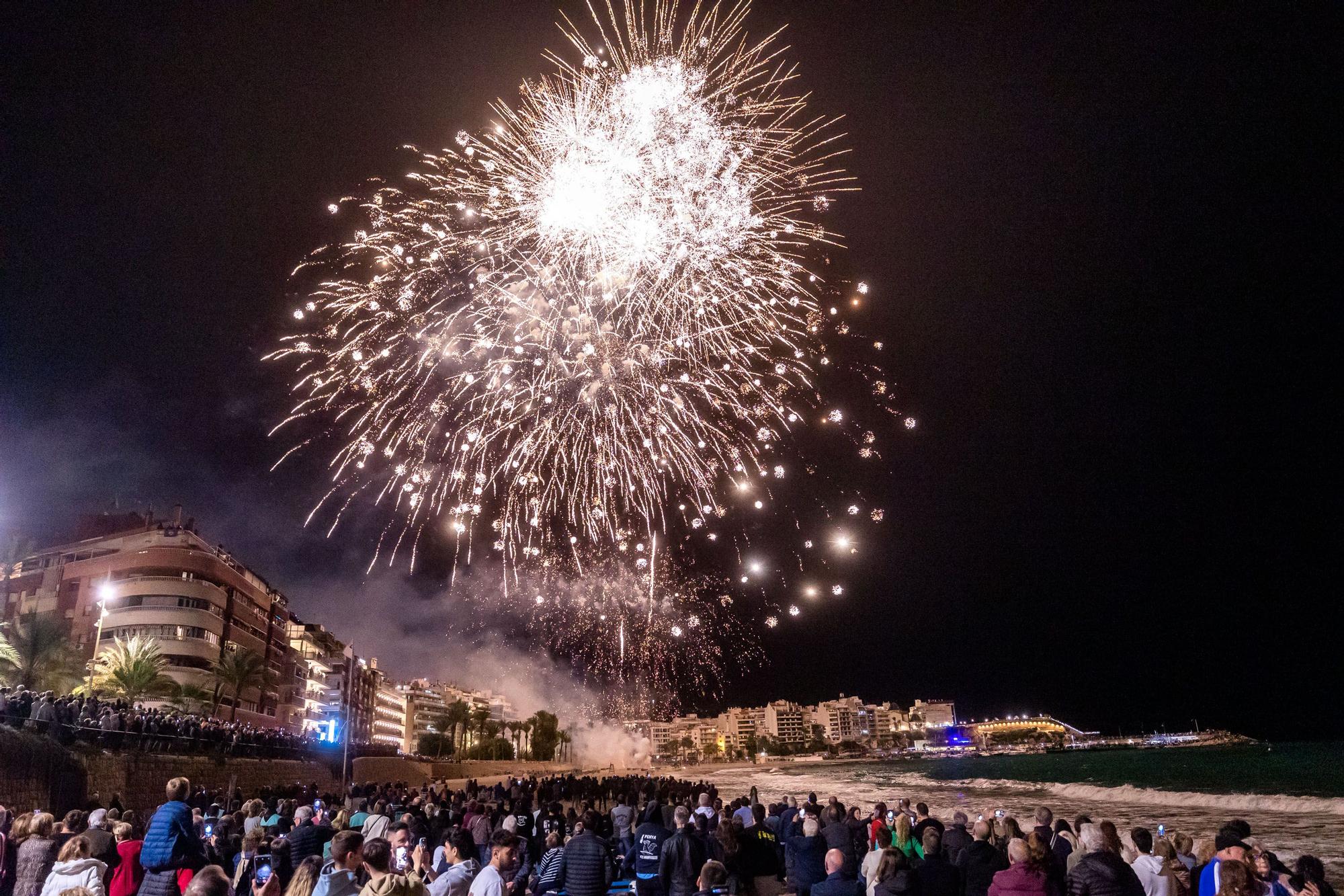 Desfile de carrozas y castillo de fuegos para despedir las Fiestas de Benidorm